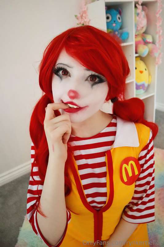 Want to try my Big Mac with extra sauce? ;) I hear clussy is.. 4