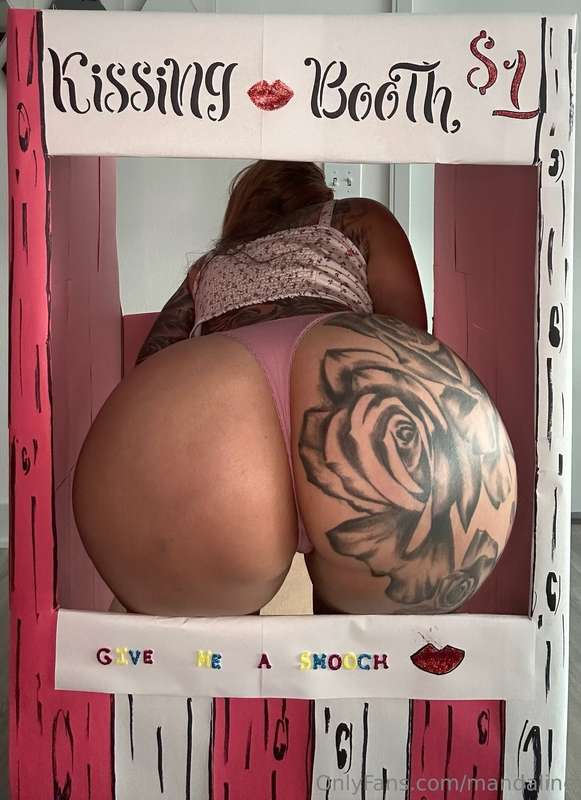 I know you want to ***kiss*** it 💋 🥵🍑