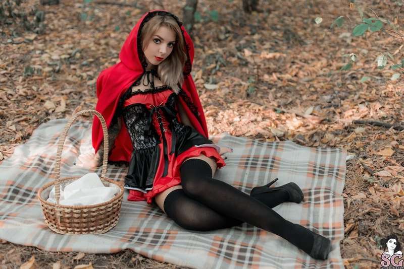 Wander through the forest with @elisarose in her throw back ..