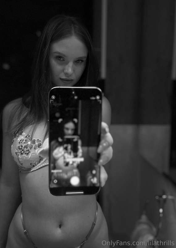 I'm in a black and white mood today🖤Take some pictures for m..