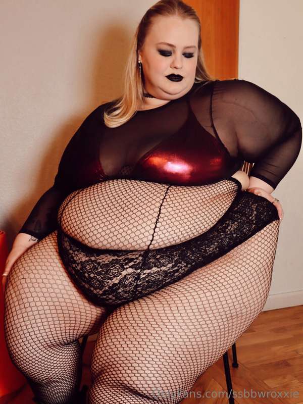 Obese Goth GF 💀🔮🪦 17