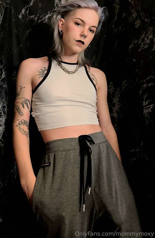 HardFemme gets hard in her sweatpants