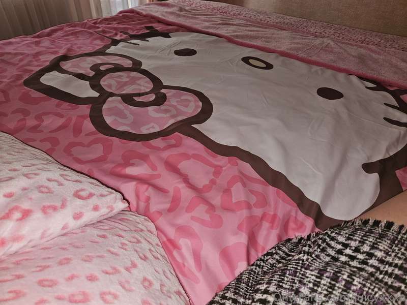I got hello kitty bedsheets 💖✨️ I just can't of how adorable.. 2
