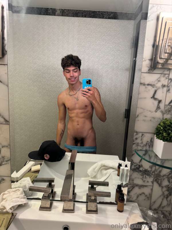 Would you ***SNIFF*** my 🎩? 4