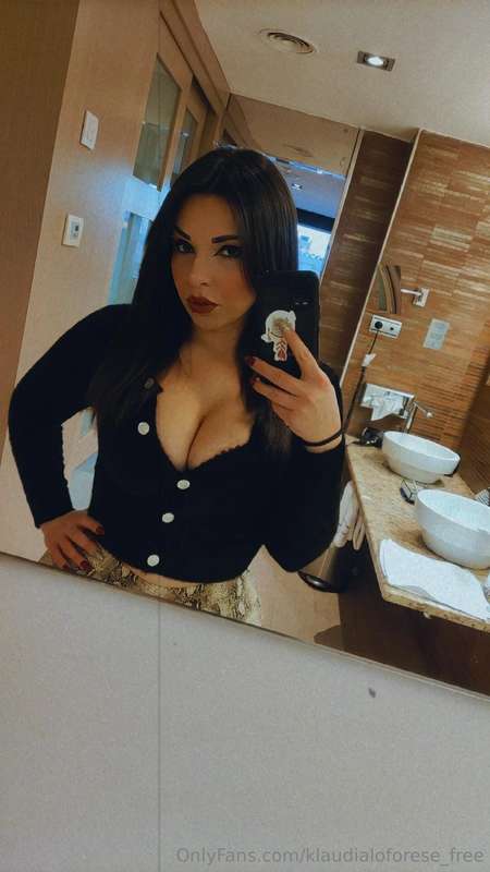Buon compleanno a me 💙🤍 Vi voglio tutti online su onlyfans.c..