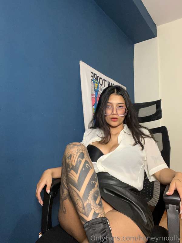 Your busty secretary is asking you for an urgent meeting😏👀I'..