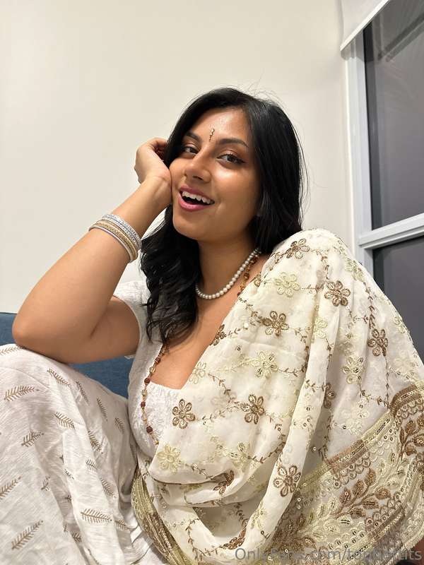 Desi Girlfriend's Secret Desire: SFW Photo Set 2

Model: @th.. 12