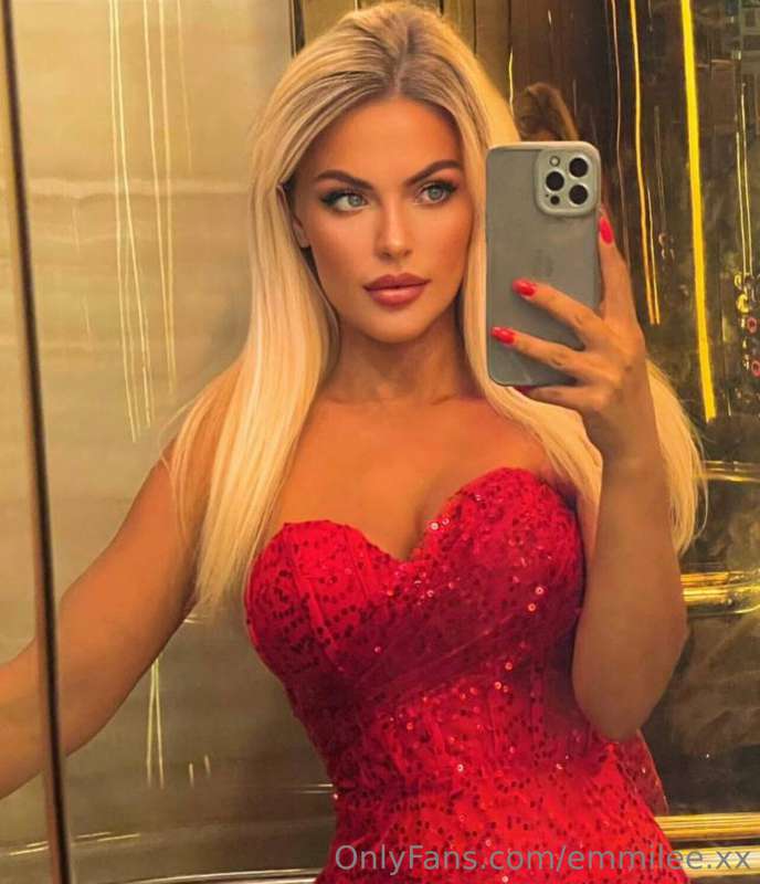 The girl in the red dress is impossible to look away 🌹 Do yo..