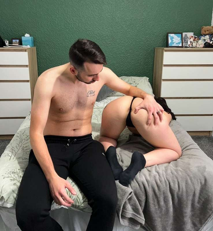 1 hand isn’t enough…🍑