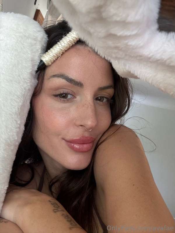 Still in bed... room for one more? 😘🛏️