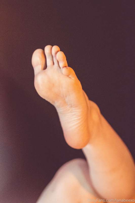 Pussy and feeties! Which would you kiss? Keep in mind, I’m v.. 5