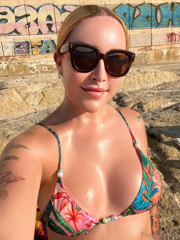 Summer is comingggg!! ☀️ Would you oil up my body baby? 😛