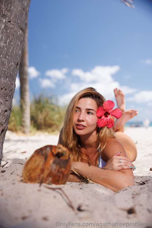 would be way more fun rolling in this sand with you 🥰 https:..