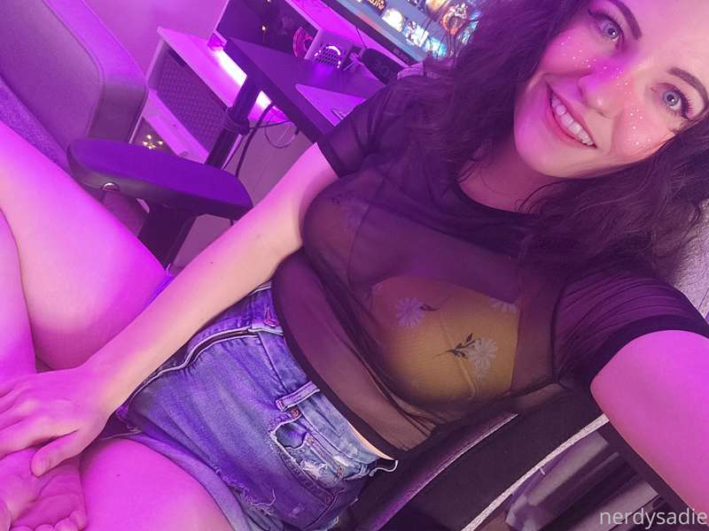 just your friendly neighborhood e-girl popping in to say Hi!.. 4