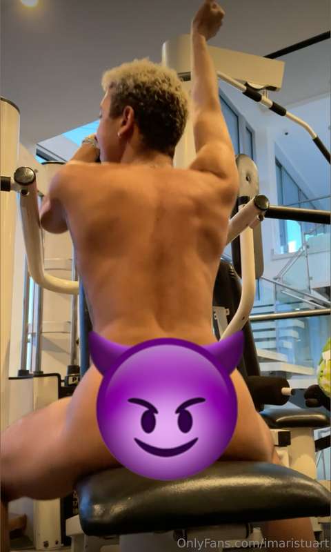 𝐢𝐧 𝐭𝐡𝐞 𝐠𝐲𝐦 𝐥𝐢𝐟𝐭𝐢𝐧𝐠...𝐧𝐚𝐤𝐞𝐝🙈 bouncing up and down on the equi..