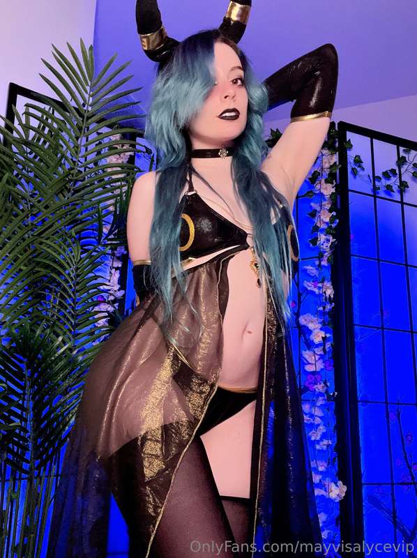 Do you like my cute little Umbreon swimsuit? 🖤