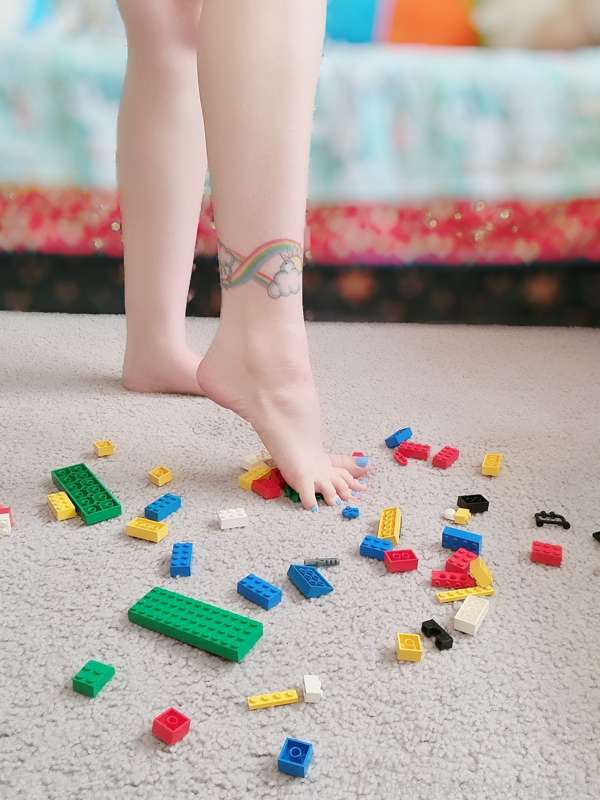 Ouch! Ive stepped on some lego 😭 Could you please kiss it be..