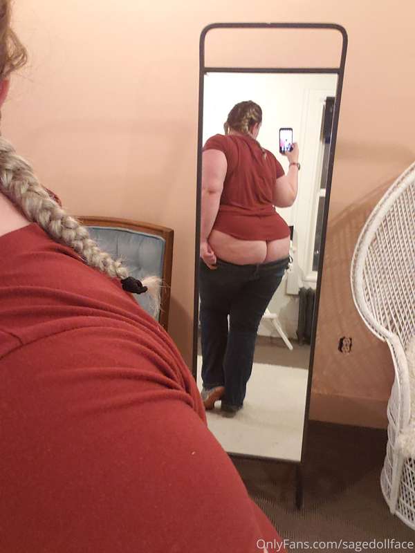 I'm really enjoying taking sexy selfies at work after I'm fi.. 1