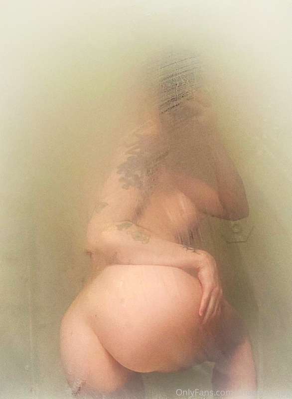 some *steamy* pics for y’all heh 🥴😅  I was thinking: do y’al.. 5