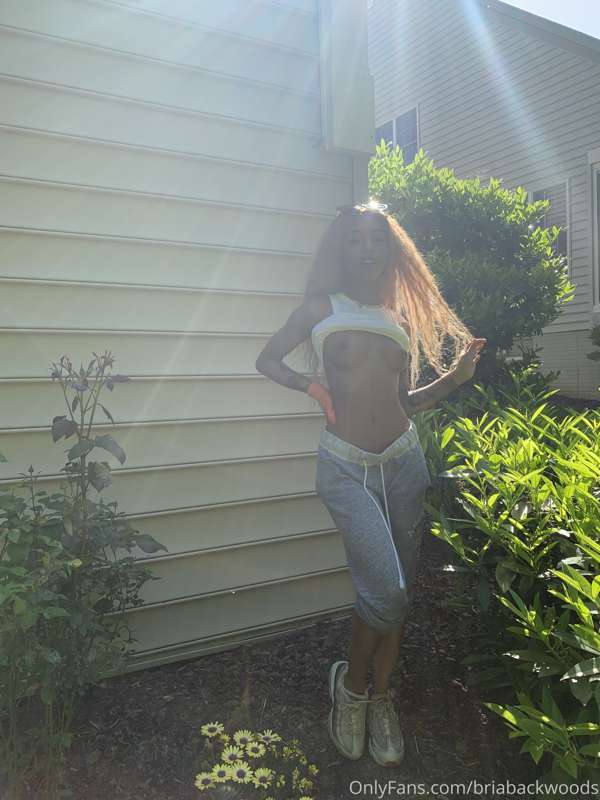 been doing yard work all day. i’m such a dirty girl 1