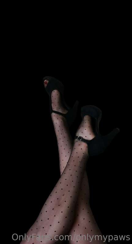Sexy tights, high heels and red nails. 🦶👠 10
