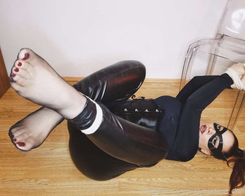 Oh nooo how will I clean my toesies if I'm all tied up? Wann.. 6