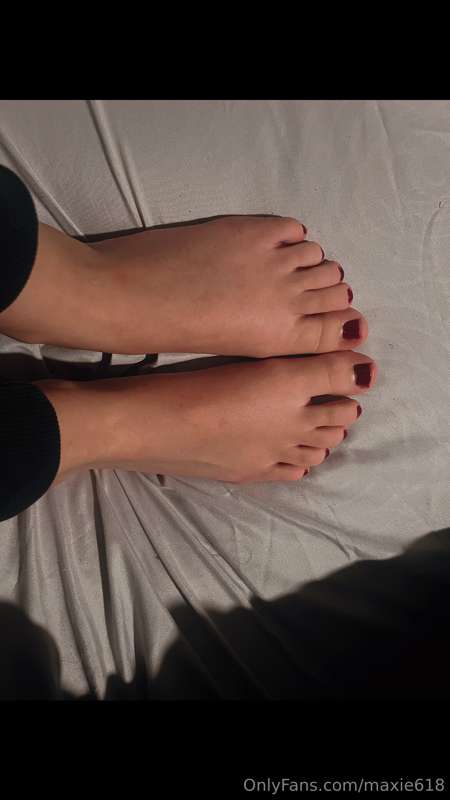 For my feet lovers, what all would you like to see me do👣😘