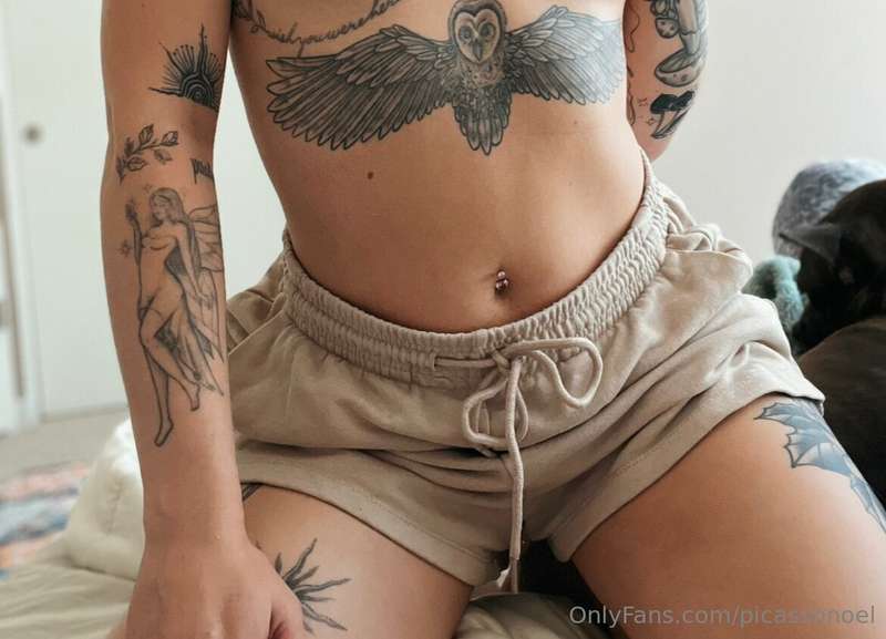 Who doesn’t like a small girl with tattoos? ❦ Hows everyone ..