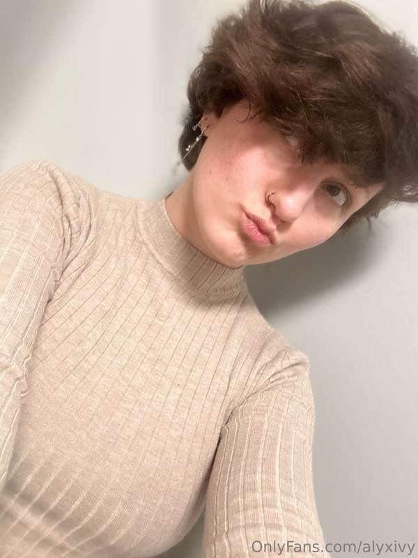 Happy Friday Cuties~ message me if you have any urges to cum..