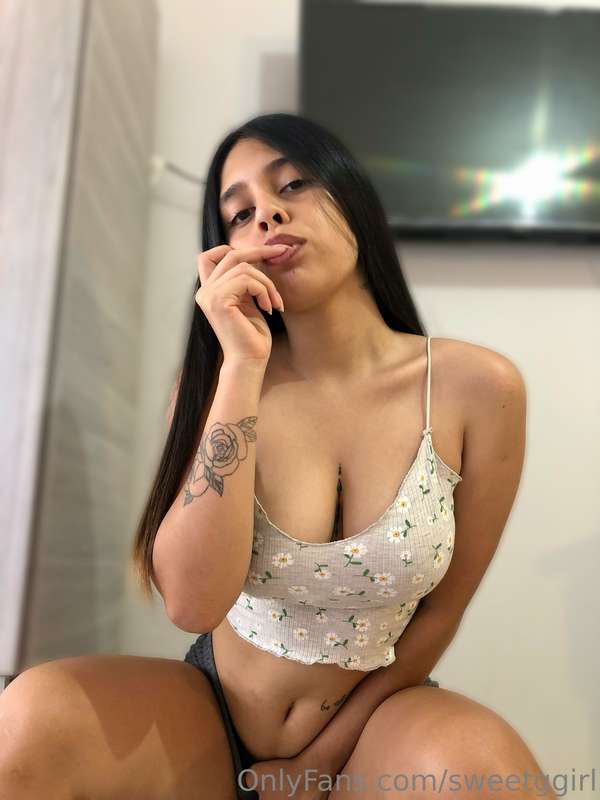 I love this shirt🌼 Do they look better with a bra or without..