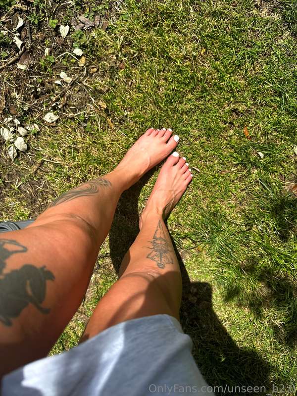 Pretty white toes 💖 in nature 💐 2