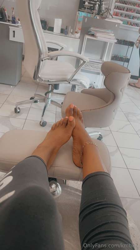 Where all my feet lovers at 😘