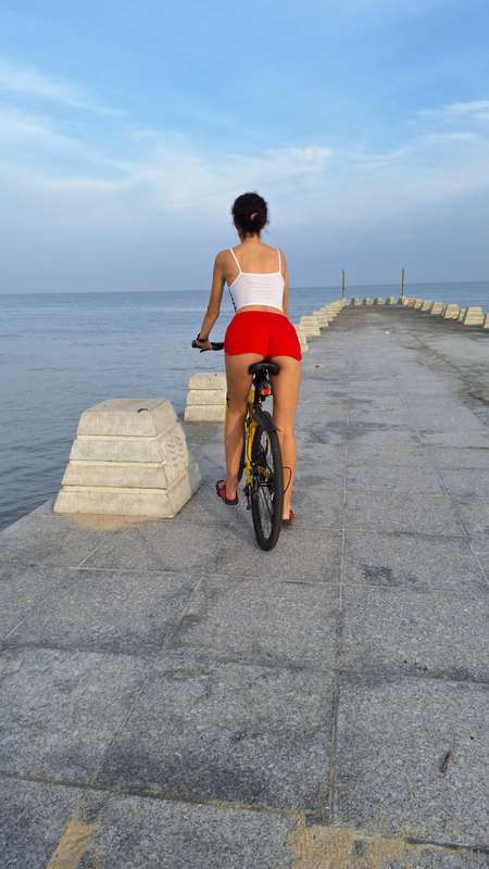 Short sexy photoset at the beach 🚲🌴🤩  I was riding bycicle. .. 4