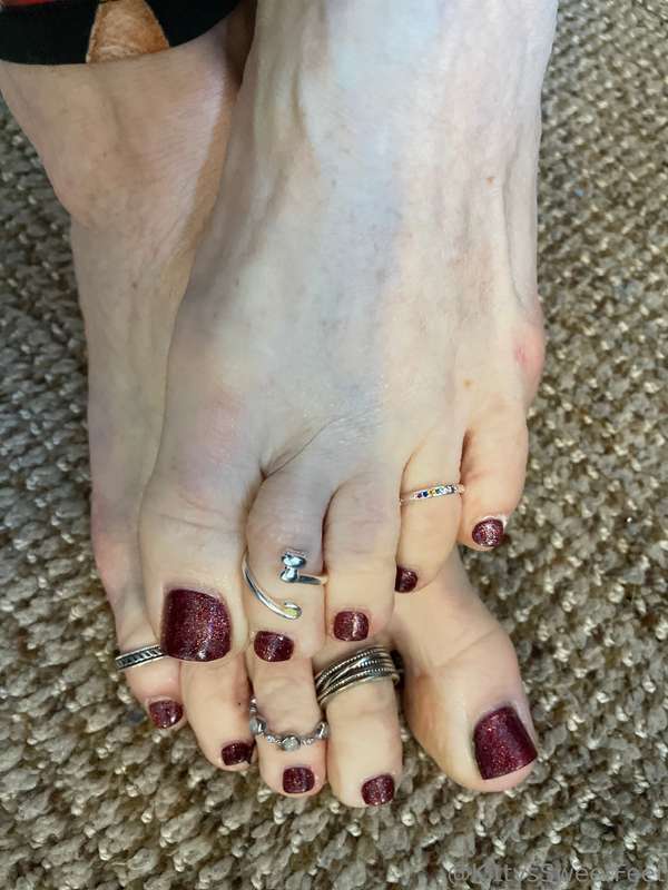 Pretty feet, polished toes, and dainty toe rings complementi.. 2