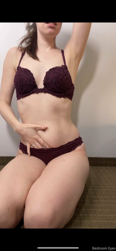 Here’s a 6 minutes solo masturbation video. No toy, only my ..