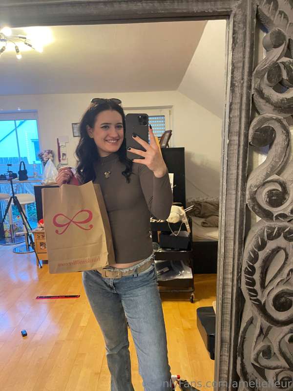 Ich war gerade ein wenig shoppen 🤩 wer weis wo ich war ? 🙈🤭