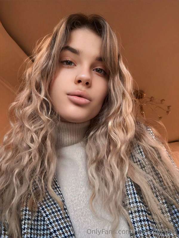 This cutie @sweetlove88vip knows how to please you with the ..