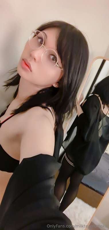 i love how the chiffon shawl frames my body, slender but big..