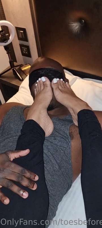 Some foot smothering from @caramel.toess 😊 1