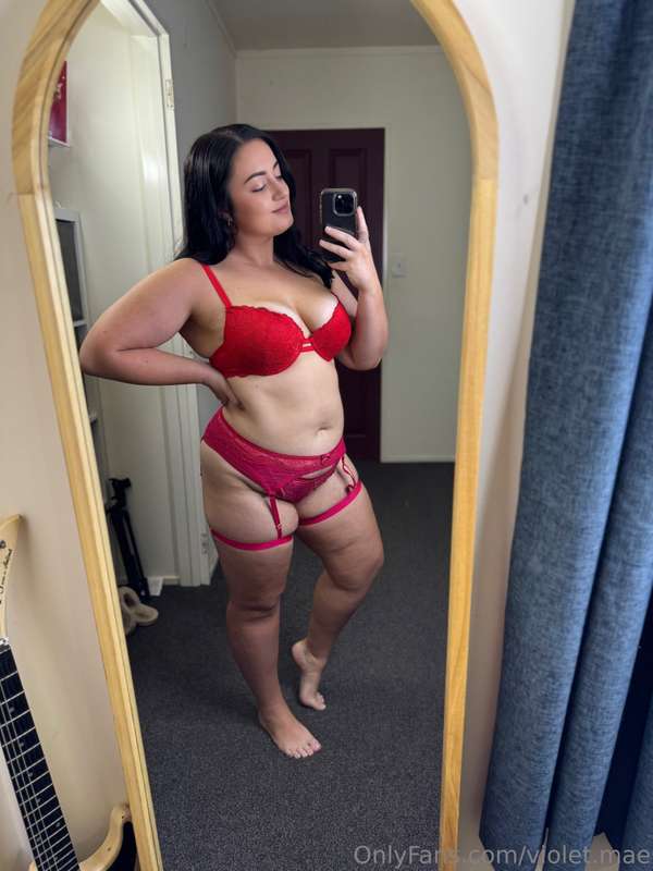 5’2” and curvyyyyy… your type or nah?