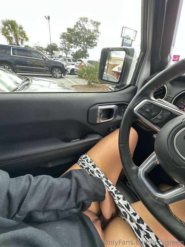 how does a nympho kill time when she gets to the gym too ear.. 3