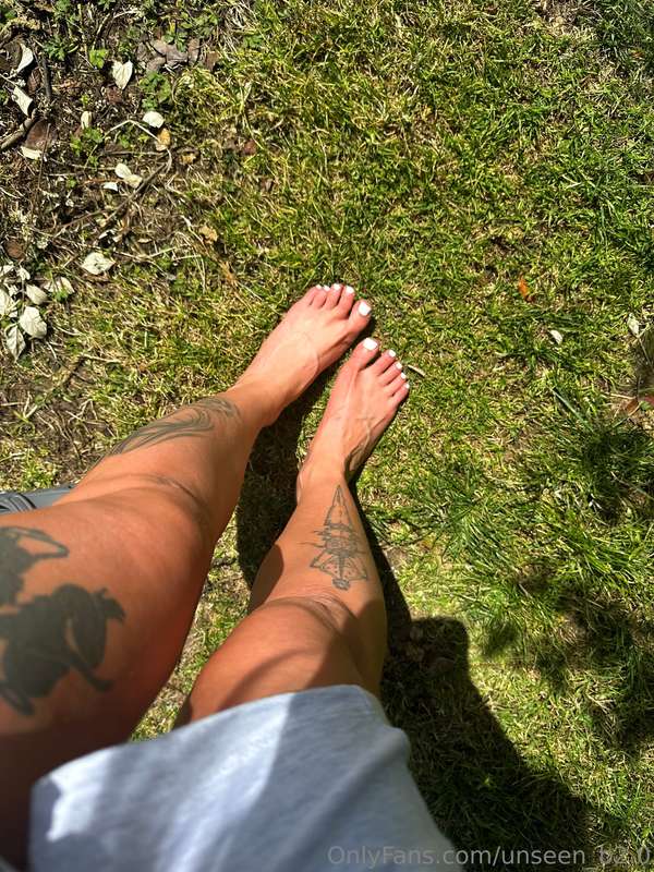 Pretty white toes 💖 in nature 💐