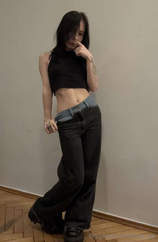 Too big jeans falling off my waist😝