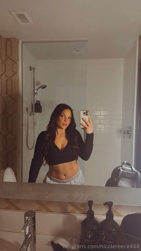 Mirror selfies are my favv🤭