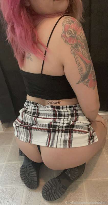 My ass cant ft in my skirt 🥺