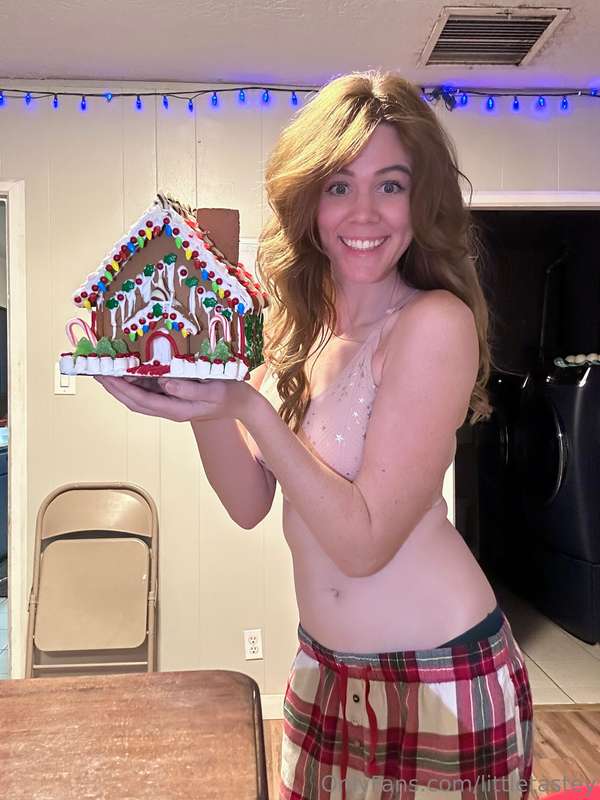 Be honest, what do you think of my gingerbread house? :) 🫚🍞🏠..