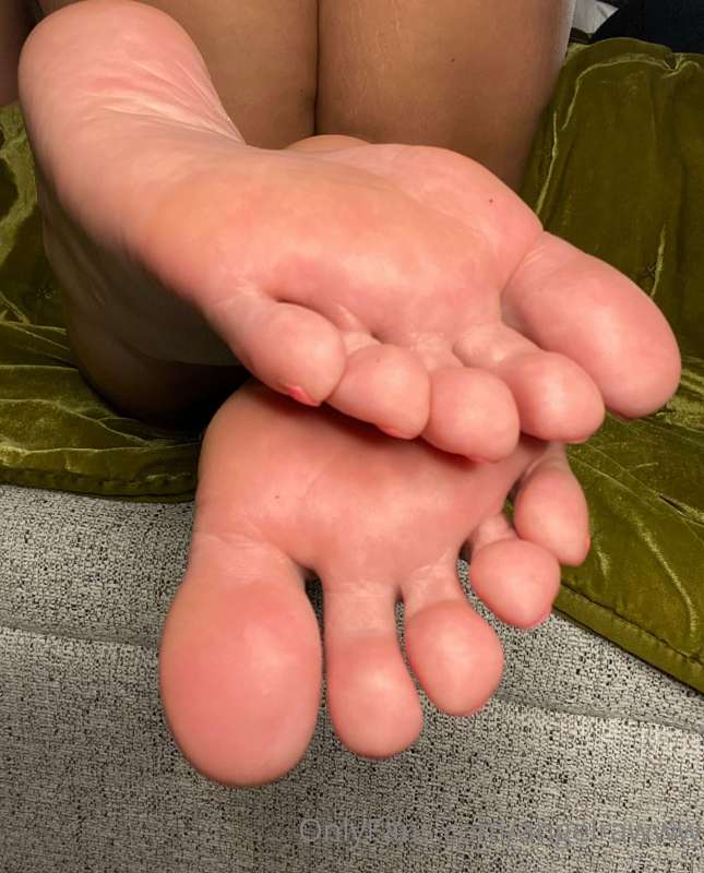 Switching it up a bit… here’s my cute 👣 2