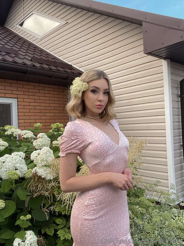 A big house and a blonde in a tight pink dress 😊 Isn't that ..