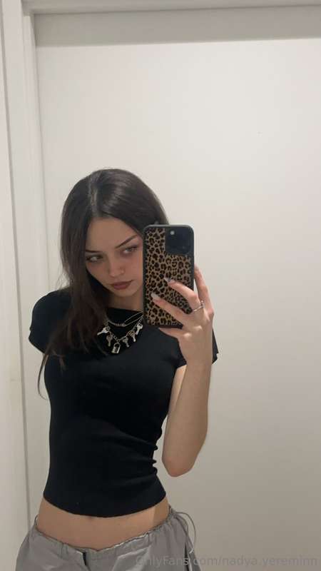 Keeping it simple and cute in my black top this spooky seaso..