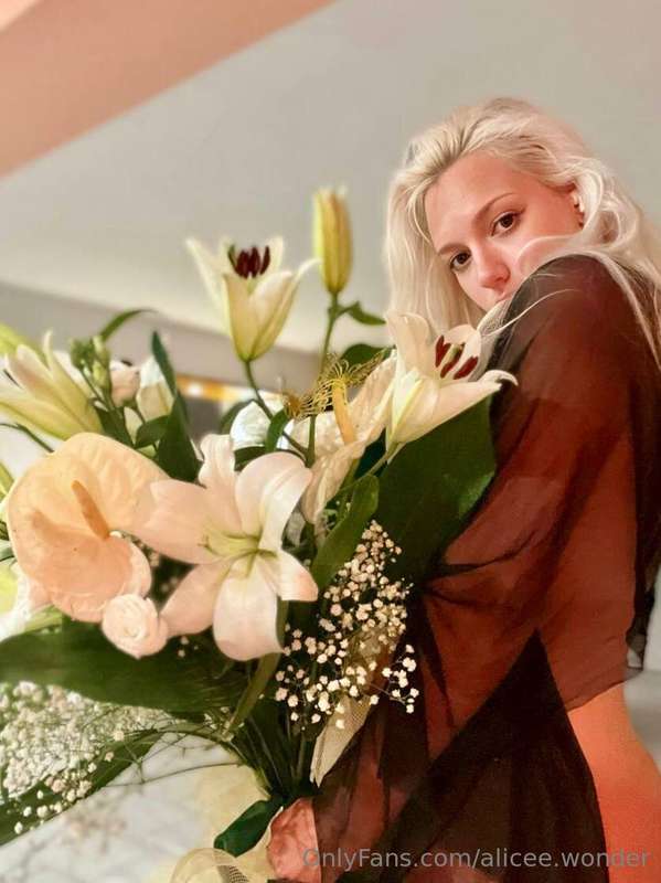 Flowers are a little reason to be happy ❤️🌹 Make your little.. 1